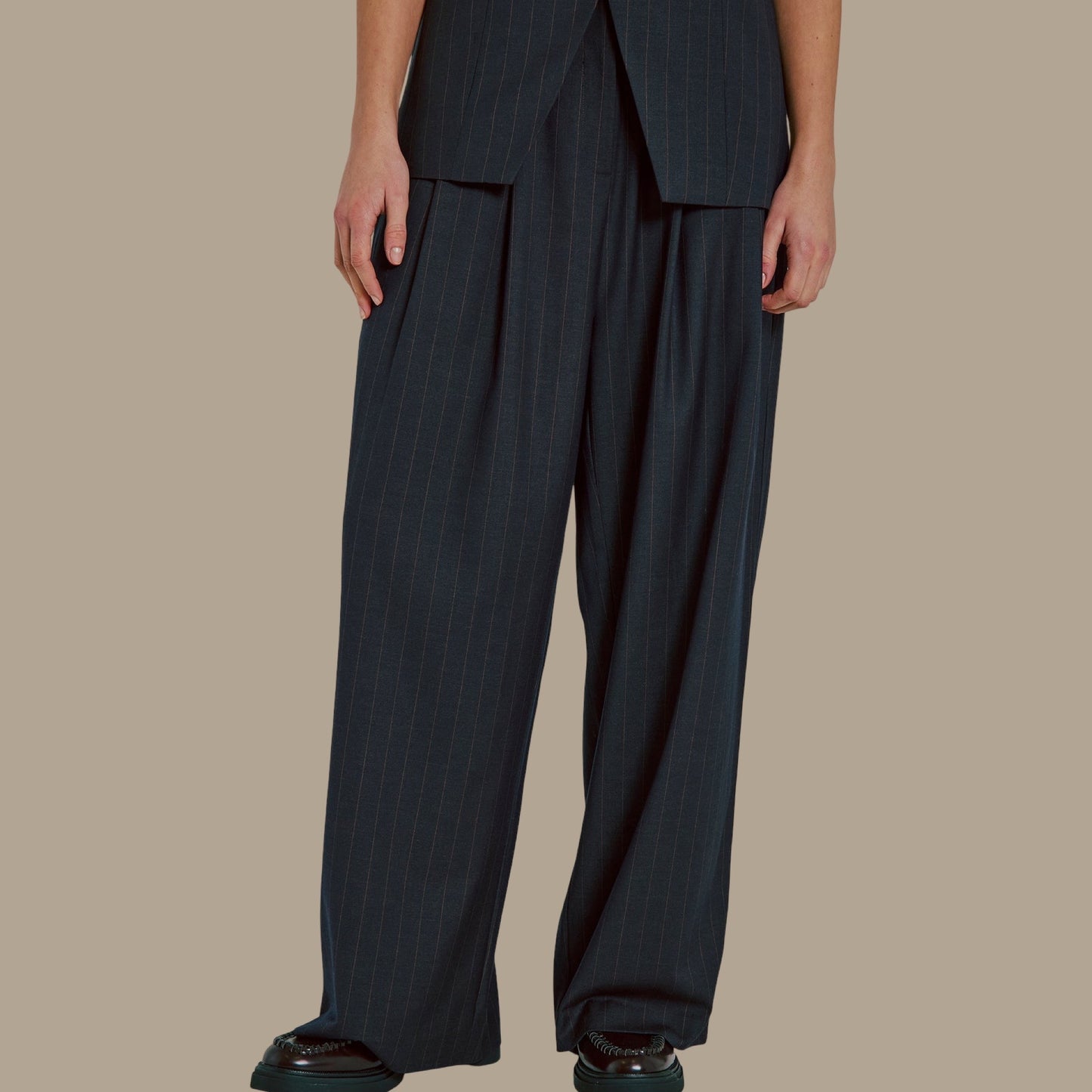 NORR - Kandria pants - Brown pinstripe - Merle og Wilde ApS