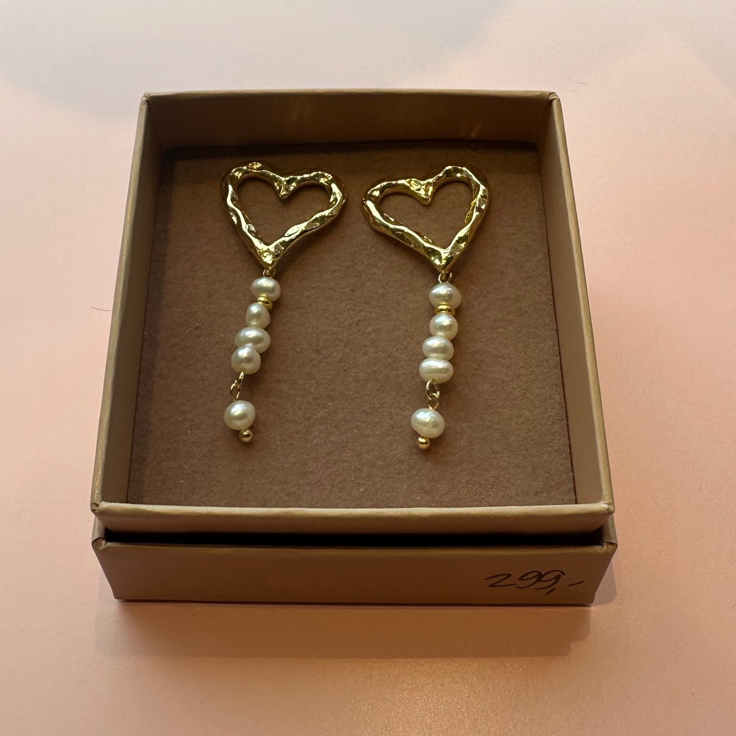 Friihof+siig - Øreringe med hjerter i guld & hvide perler - Merle og Wilde ApS