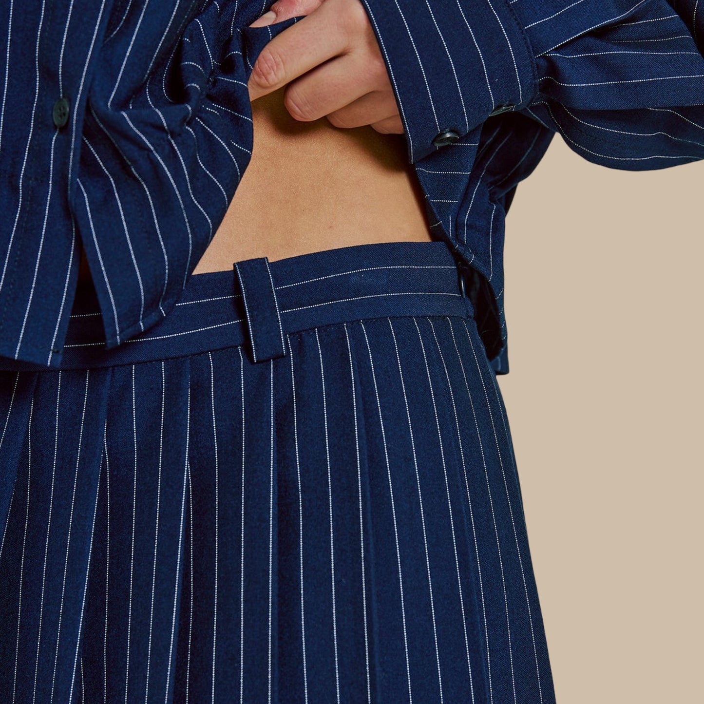NORR - Neo pinstripe pleat skirt - Navy pinstripe - Merle og Wilde ApS