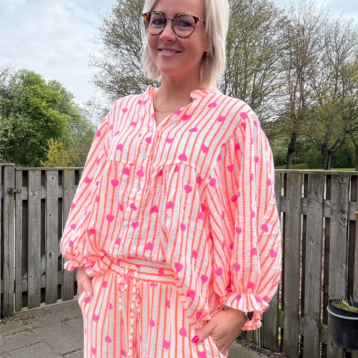 Noeline - Bomuldgaze skjorte - Neon orange/ pink hjerter - Merle og Wilde ApS