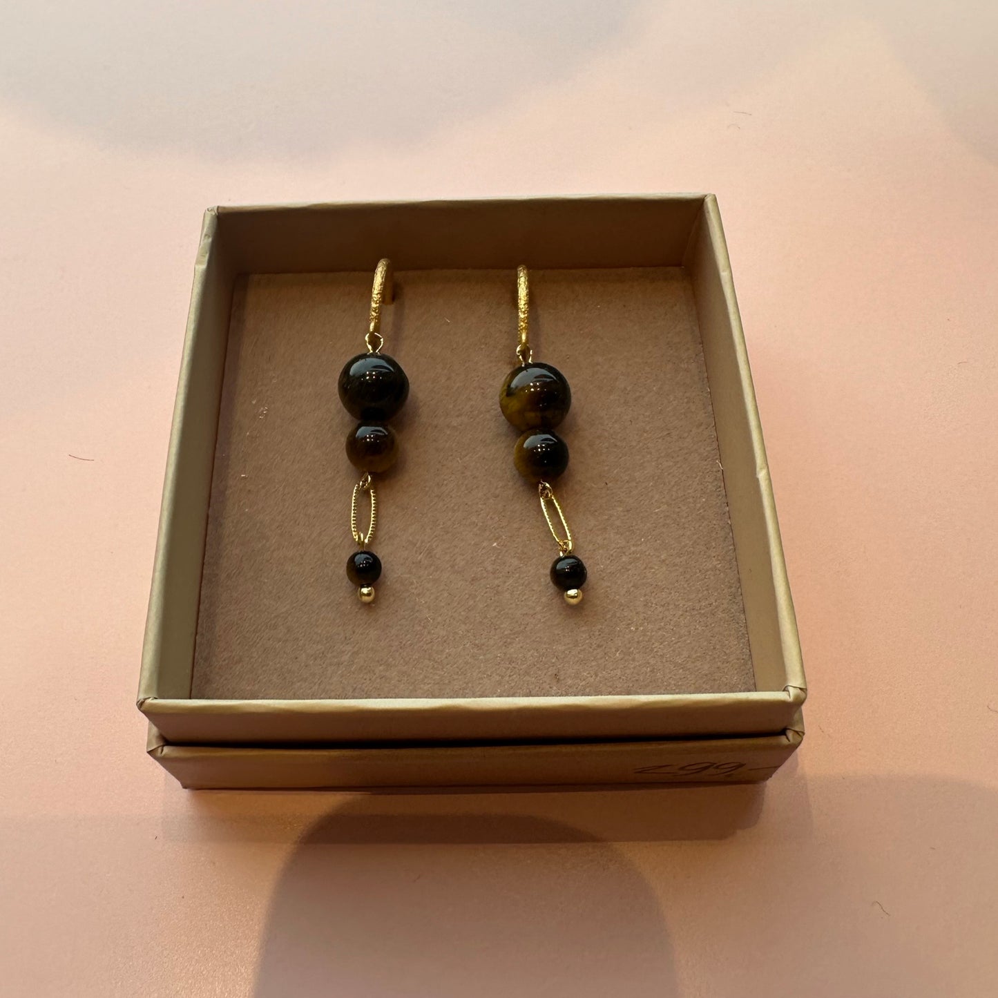 Friihof+siig - Øreringe med guld & brunlige sten - Merle og Wilde ApS