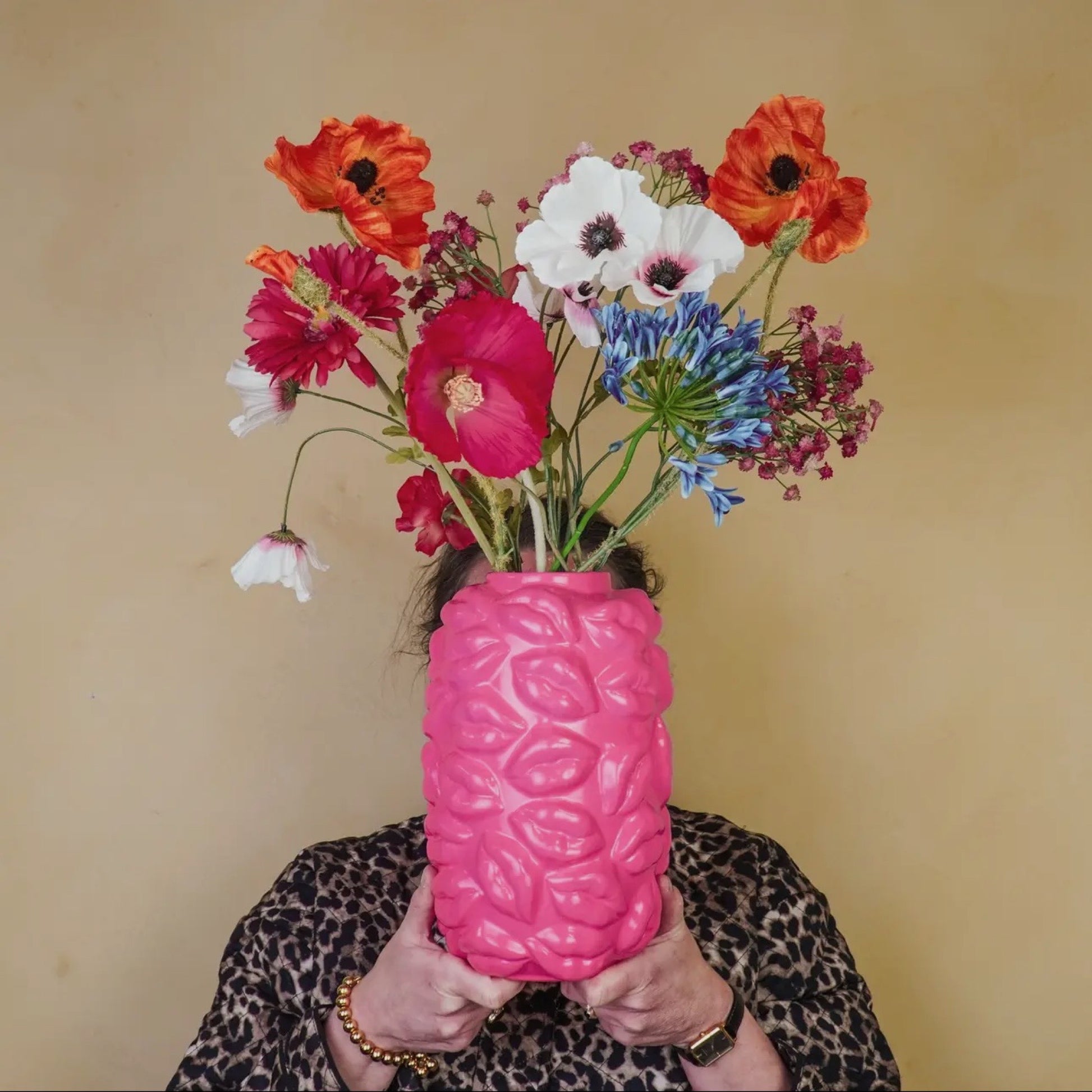 Housevitamin - kys vase - keramik - fåes i 2 farver - neonpink & beige - Merle og Wilde ApS