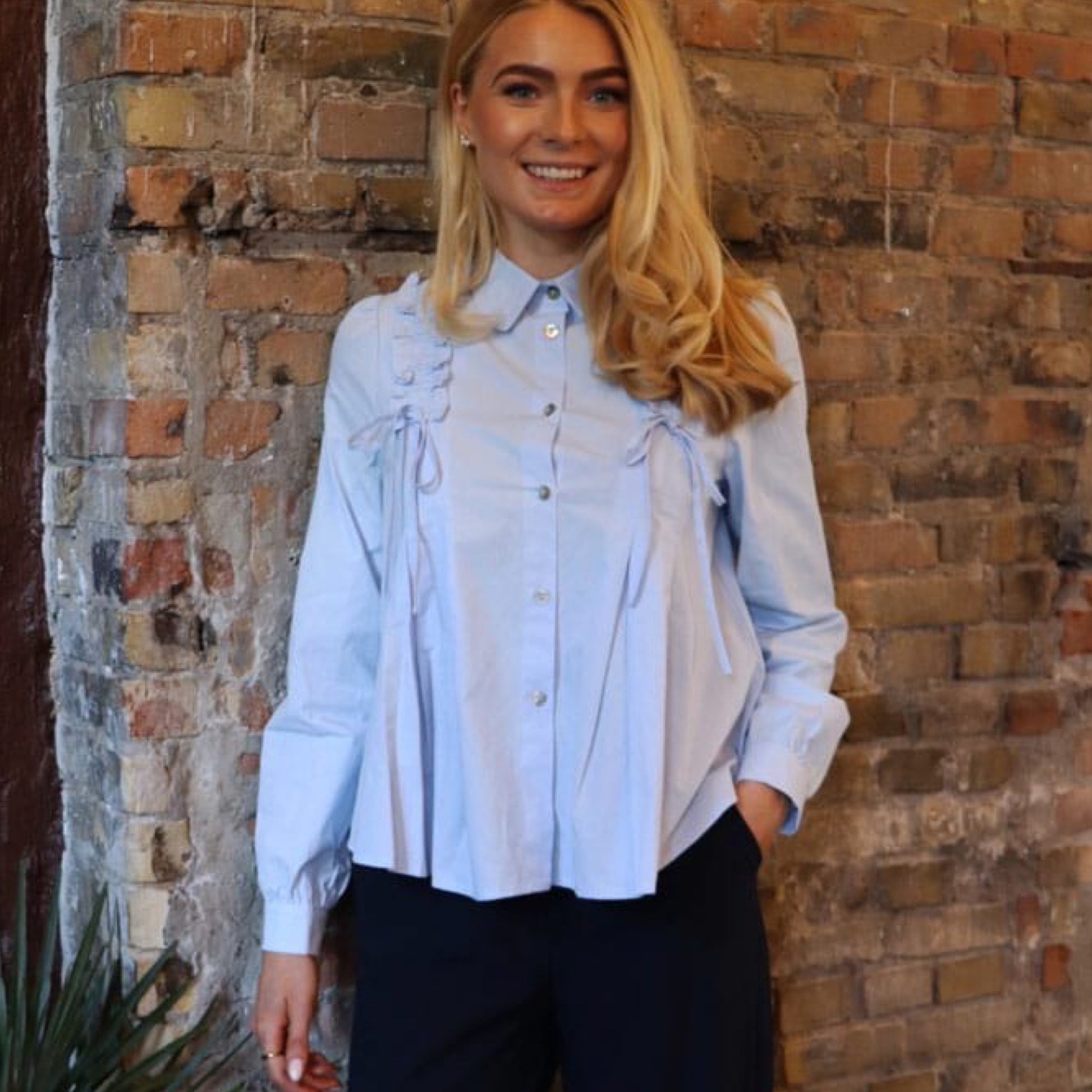 Liberte - Fie LS frill shirt - Light Blue - Merle og Wilde ApS