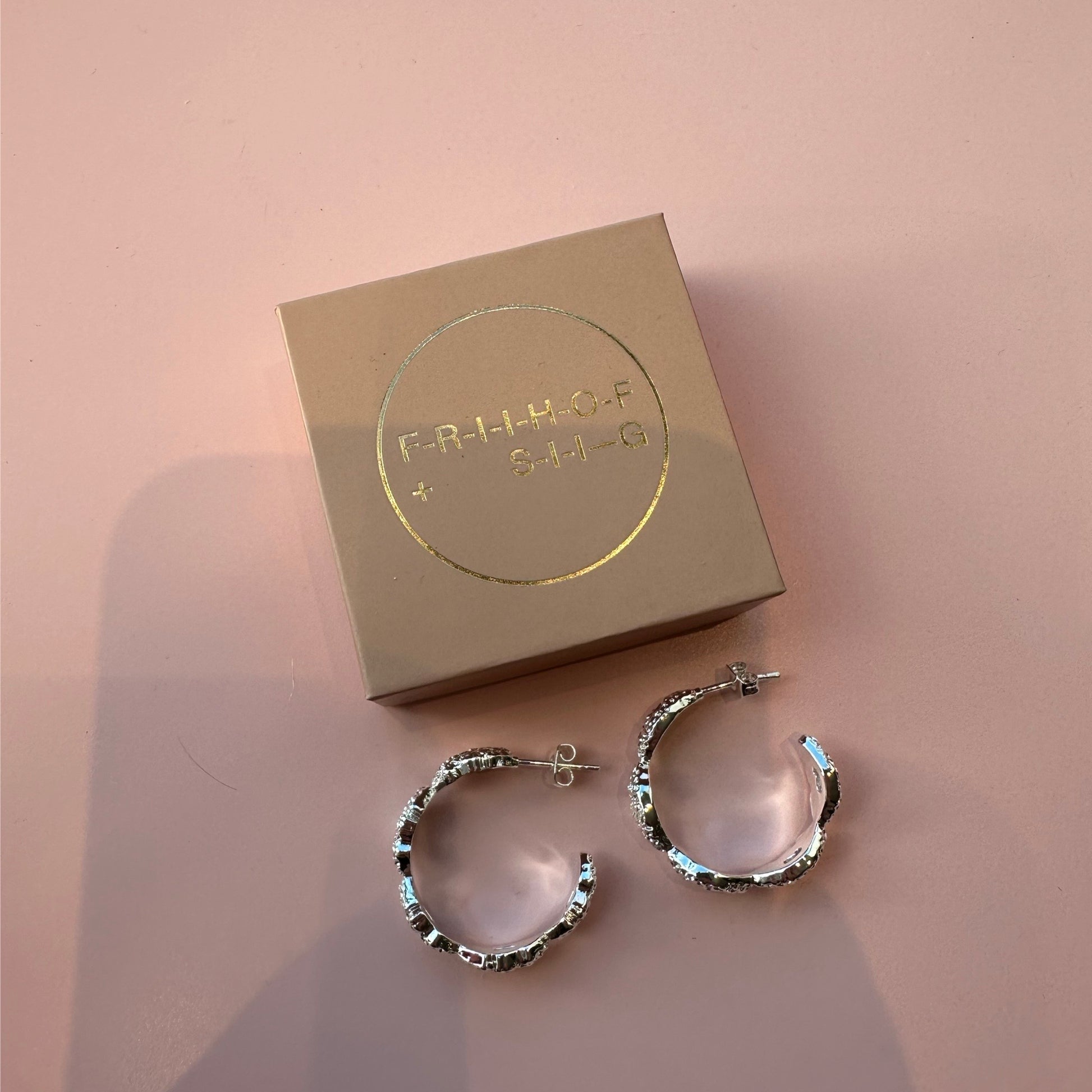 Frihoff+siig - Sølv øreringe med mønster - Merle og Wilde ApS