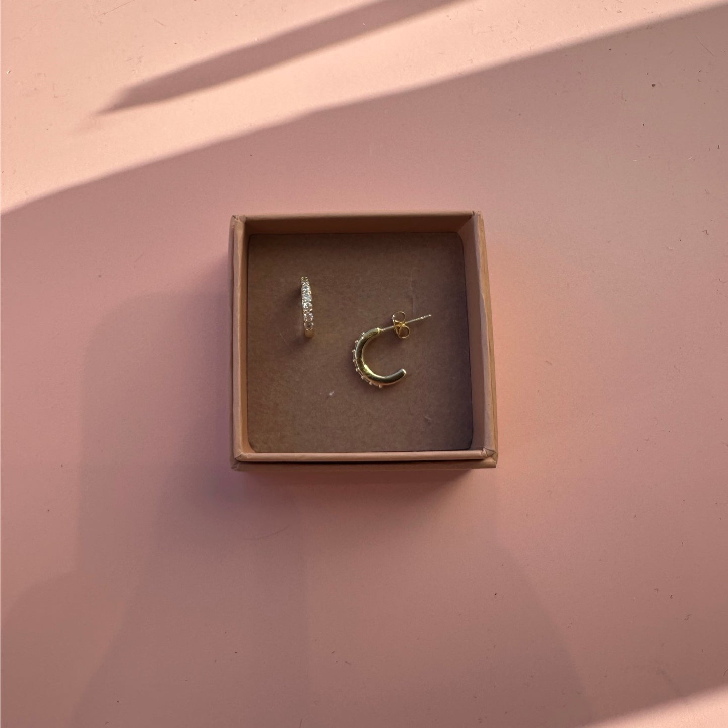 Frihoff+Siig - Guld øreringe med sten - Merle og Wilde ApS