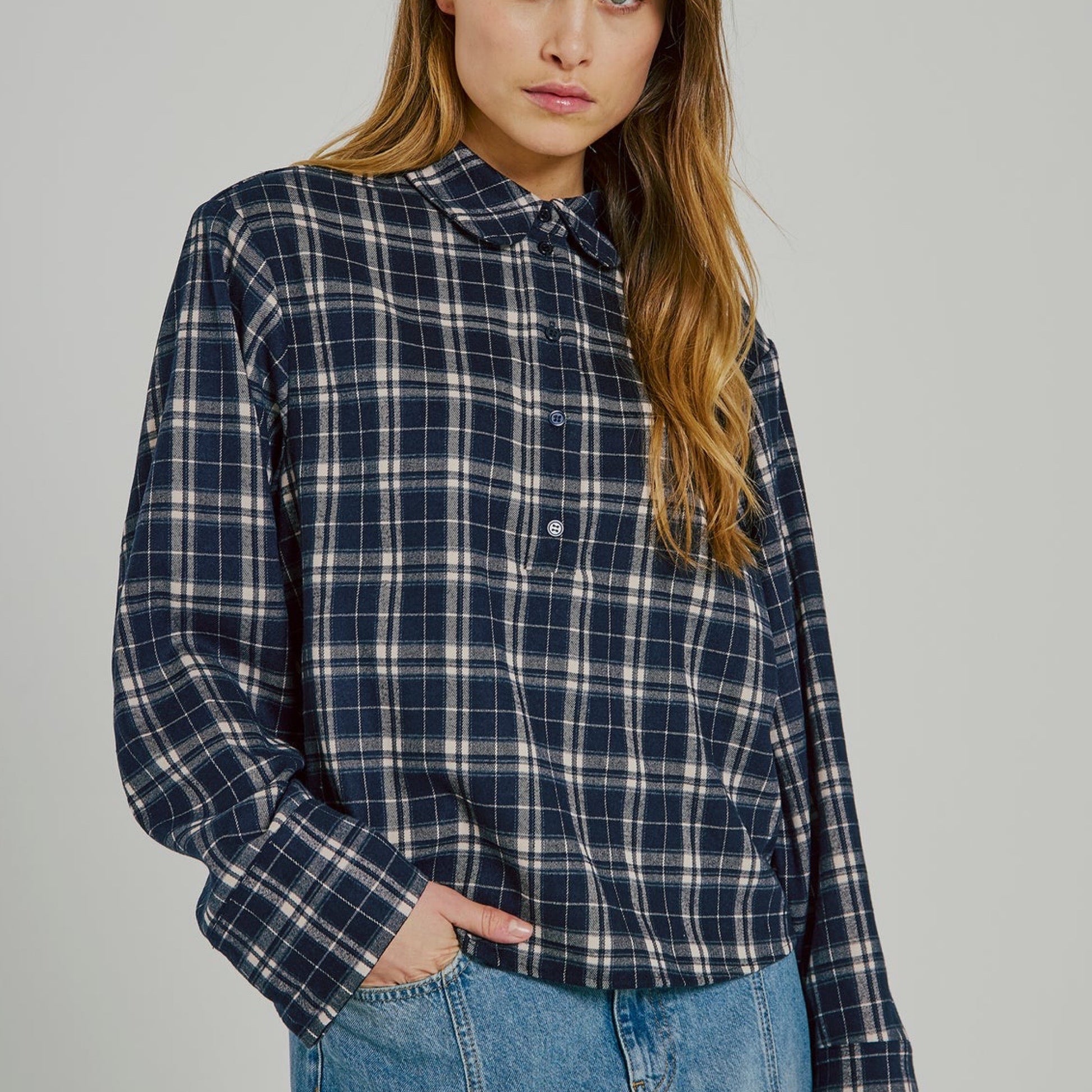 NORR - Sylvana top - Navy Chek - Merle og Wilde ApS