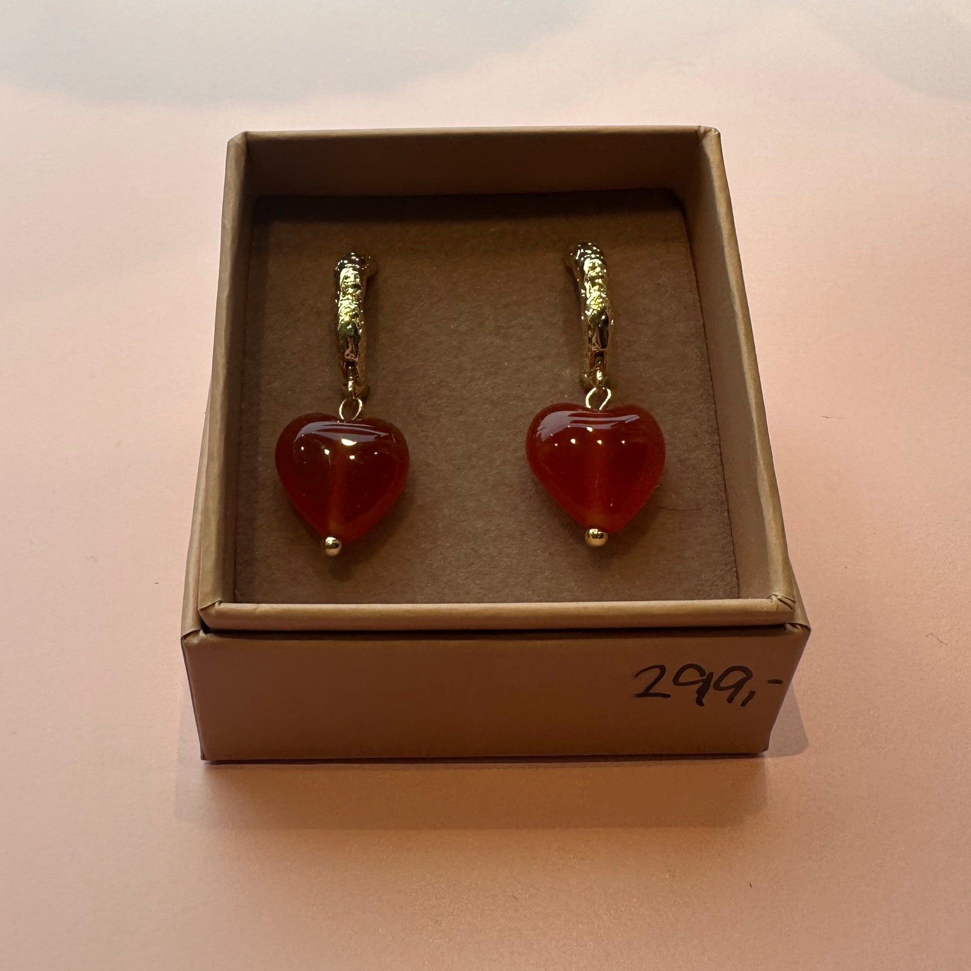 Friihof+Siig - Øreringe med Røde hjerter i guld (65) - Merle og Wilde ApS