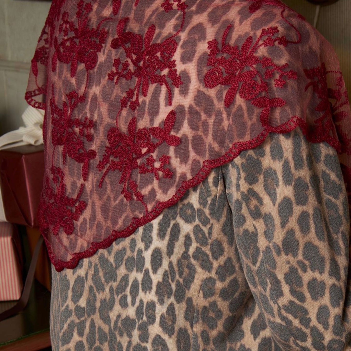 Black colour - BCmiriana triangle lace scarft - Berry red - Merle og Wilde ApS