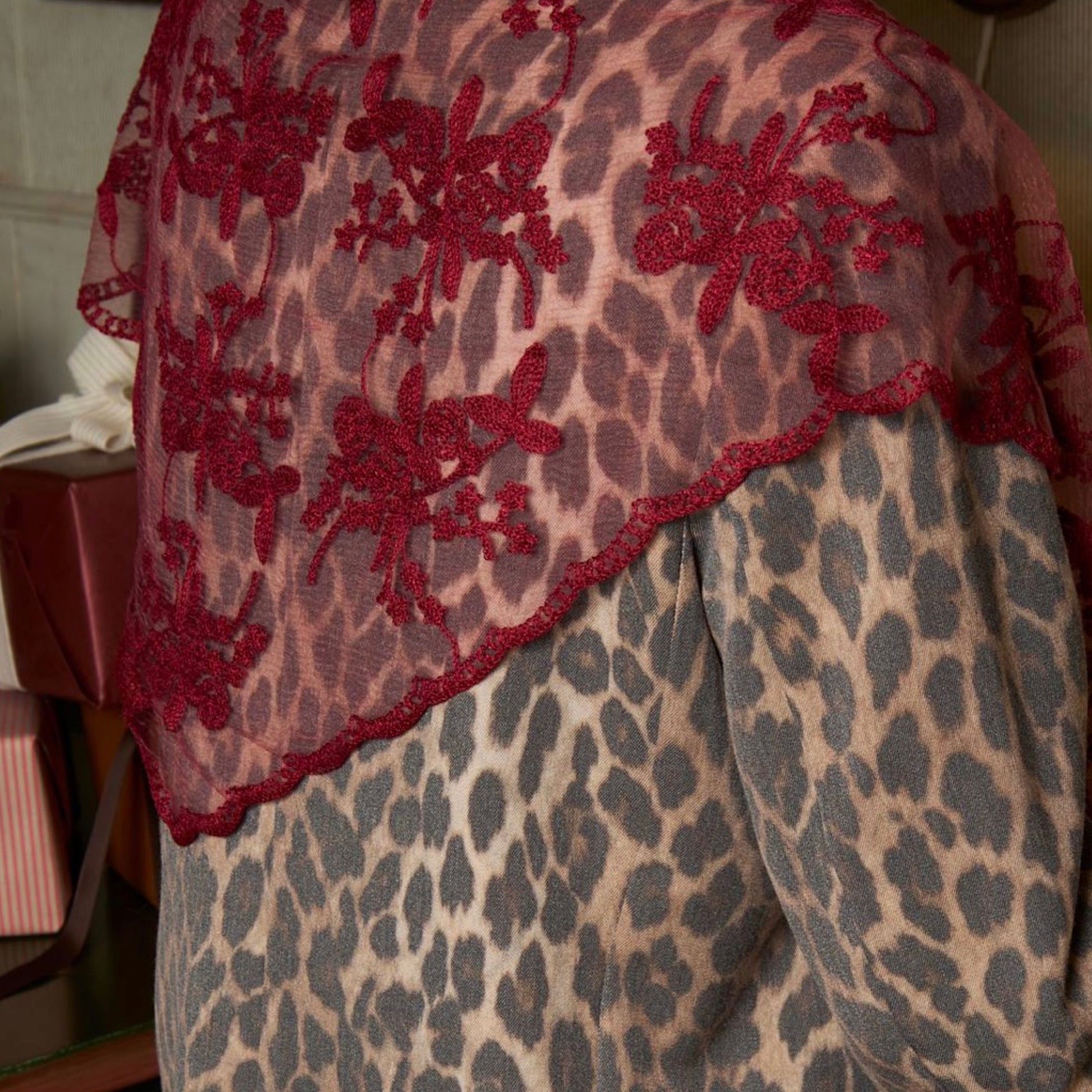 Black colour - BCmiriana triangle lace scarft - Berry red - Merle og Wilde ApS