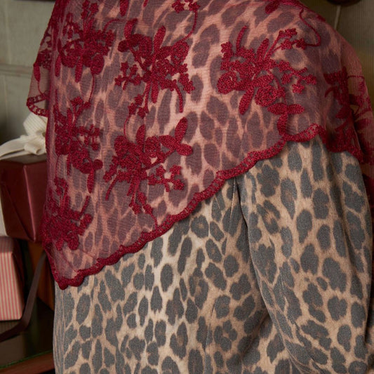 Black colour - BCmiriana triangle lace scarft - Berry red - Merle og Wilde ApS