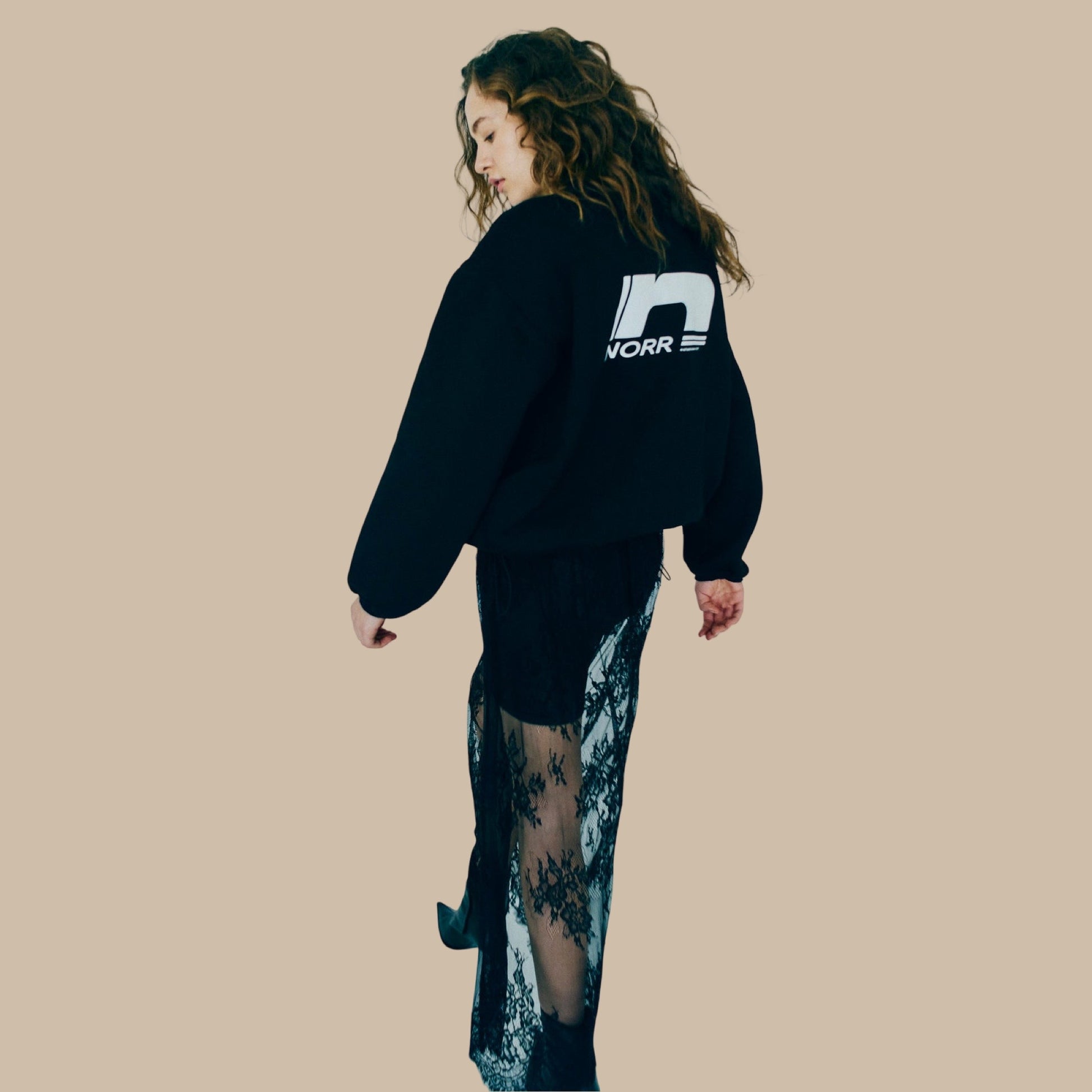 NORR - Daphine sweat top - Black w. White print - Merle og Wilde ApS