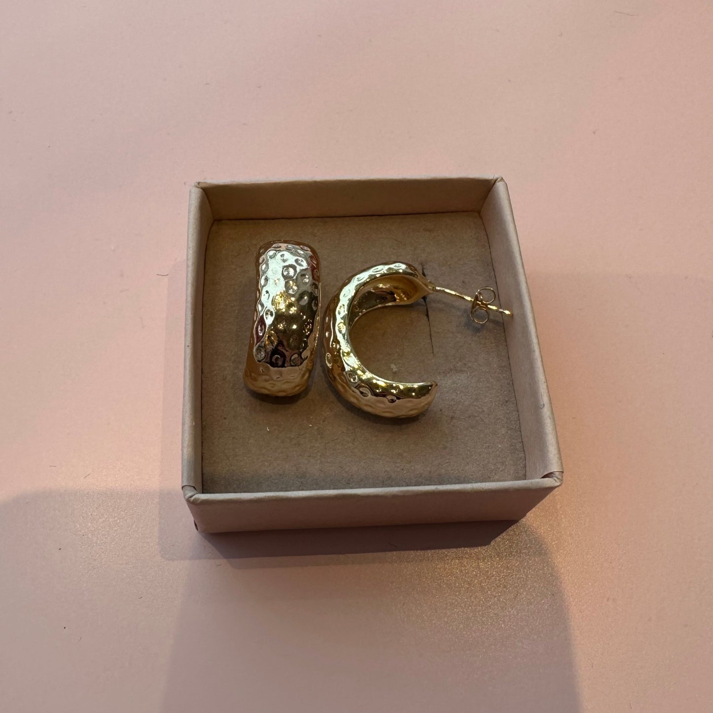 Friihof+siig - Øreringe guld med struktur 51 - Merle og Wilde ApS