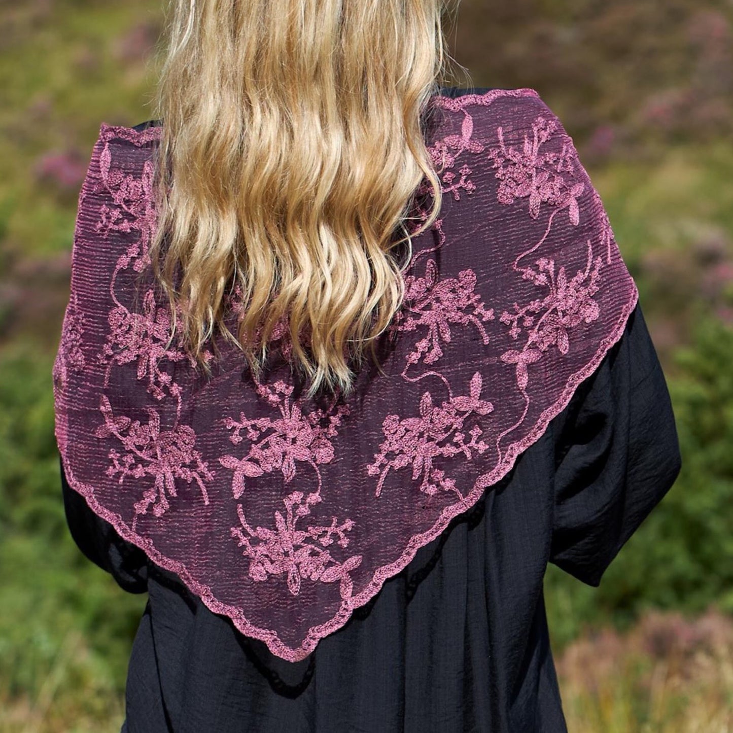 Black colour - BCmiriana triangle lace scarft - Wine - Merle og Wilde ApS