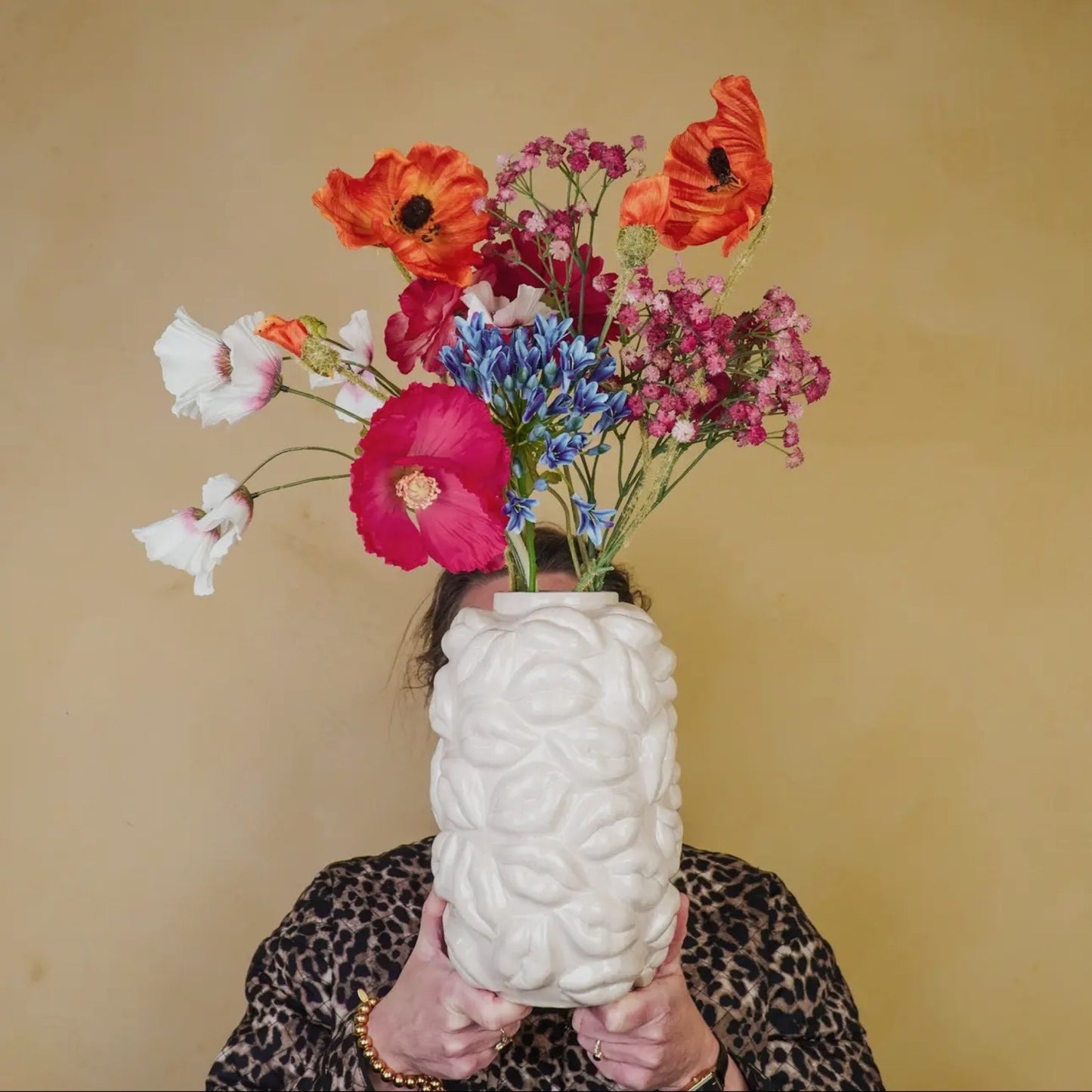 Housevitamin - kys vase - keramik - fåes i 2 farver - neonpink & beige - Merle og Wilde ApS