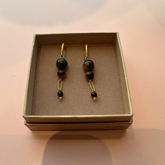 Friihof+siig - Øreringe med guld & brunlige sten - Merle og Wilde ApS