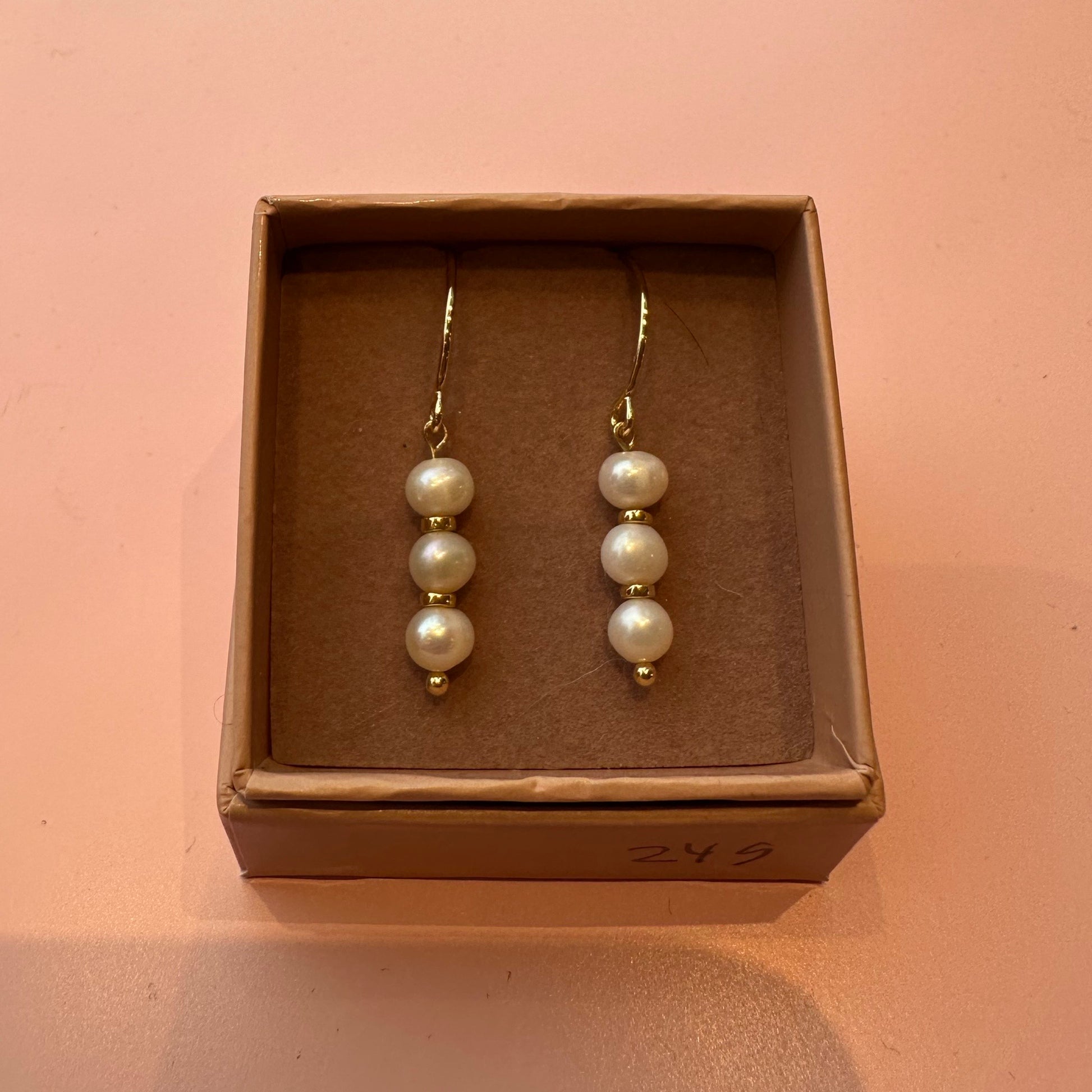 Friihof+siig - Perle øreringe med guld 53 - Merle og Wilde ApS