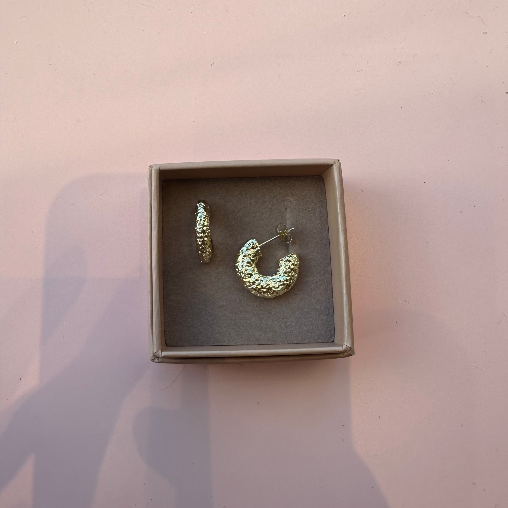 Frihoff+Siig - Guld øreringe - Merle og Wilde ApS