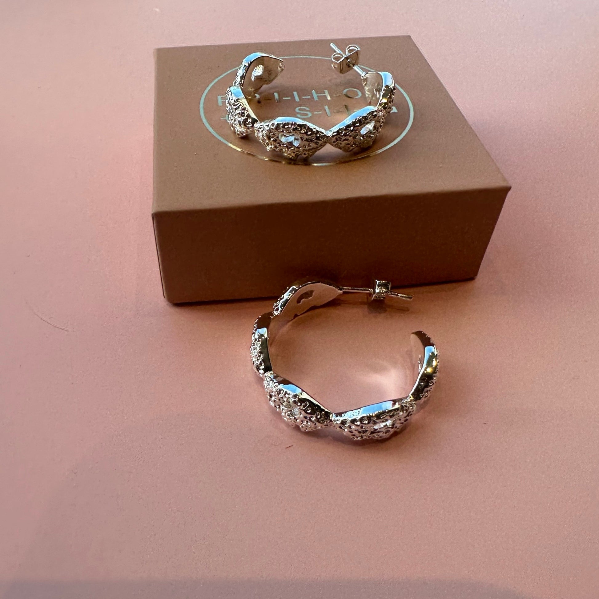 Frihoff+siig - Sølv øreringe med mønster - Merle og Wilde ApS