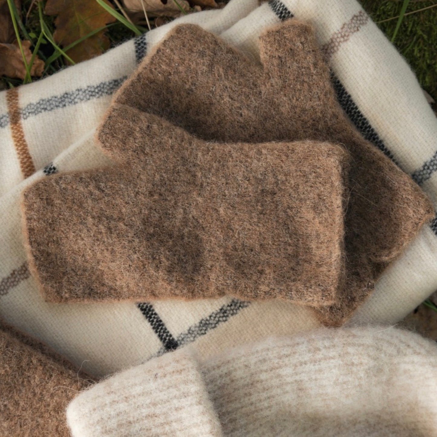 Black colour - BCginger short handwarmere - Camel - Merle og Wilde ApS