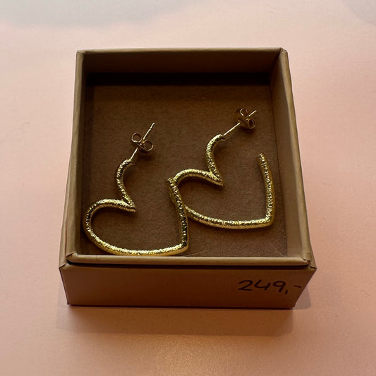 Friihof+siig - Øreringe med hjerter i guld (68) - Merle og Wilde ApS