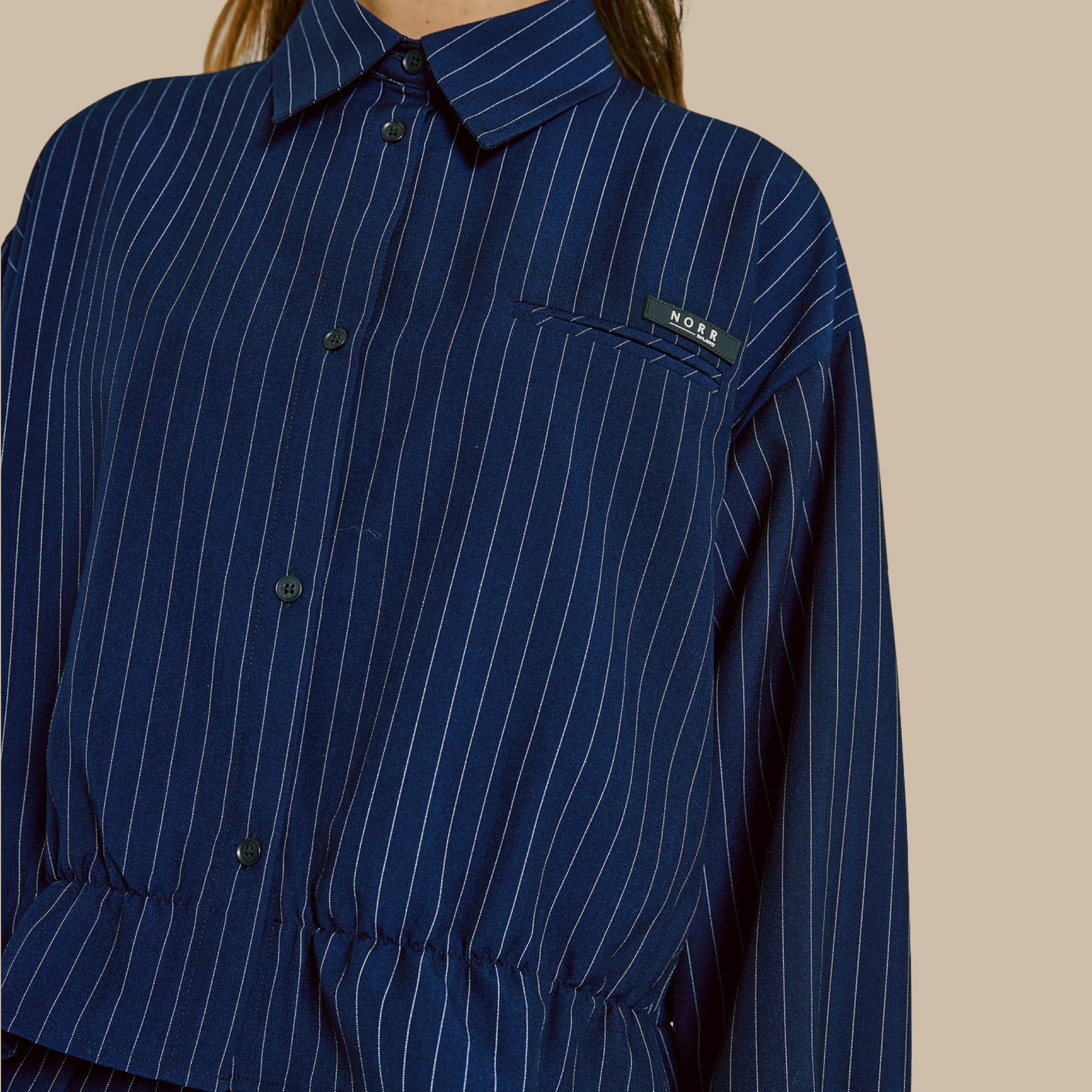 NORR - Neo pinstripe short shirt - Navy stripe - Merle og Wilde ApS