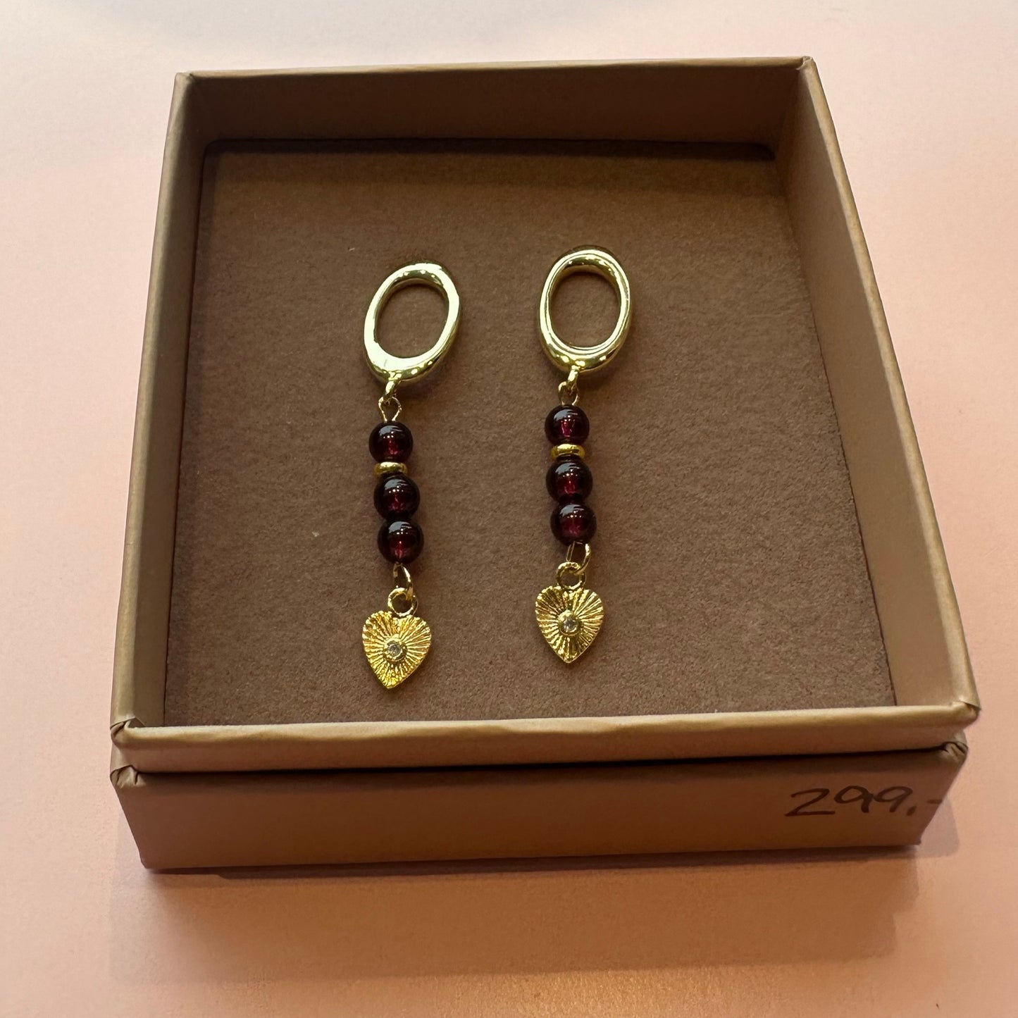 Friihof+siig - Øreinge i Bordeaux farvet perle og guld - Merle og Wilde ApS