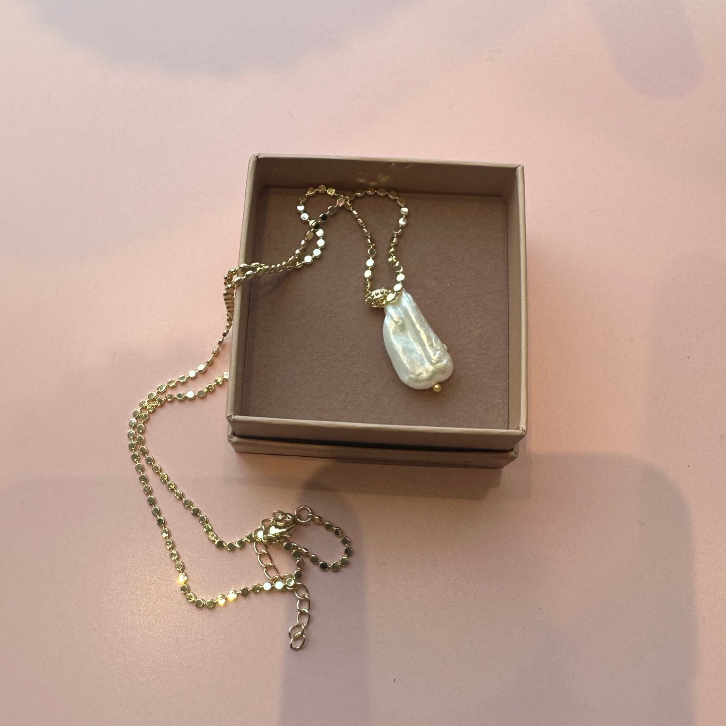 Friihof+siig - Halskæde med guldkæde og perle (61) - Merle og Wilde ApS