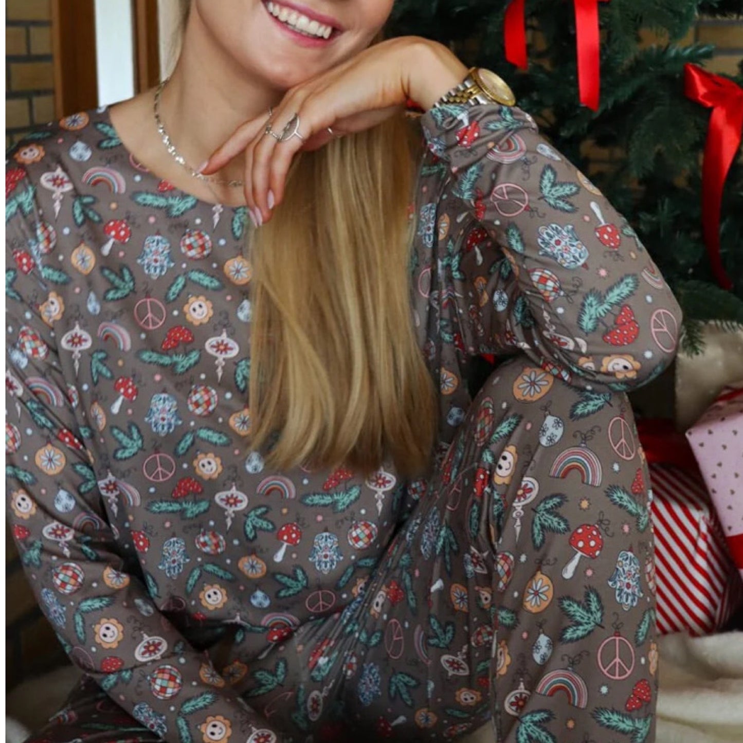 Preorder - Liberté - Alma - LS - top - Smiley peace Brown - Merle og Wilde ApS