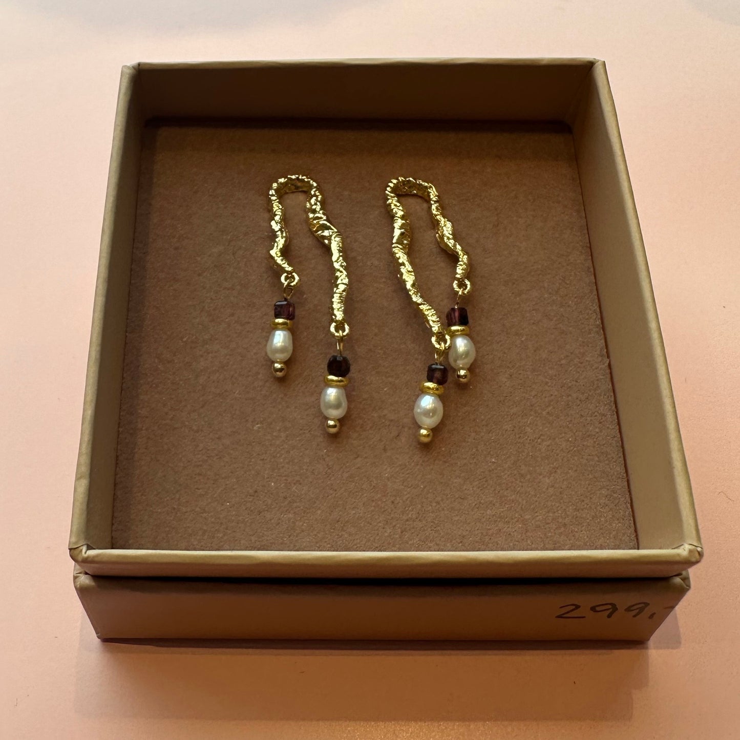 Friihof+siig - Øreringe med guld, bordeaux og hvide perler - Merle og Wilde ApS