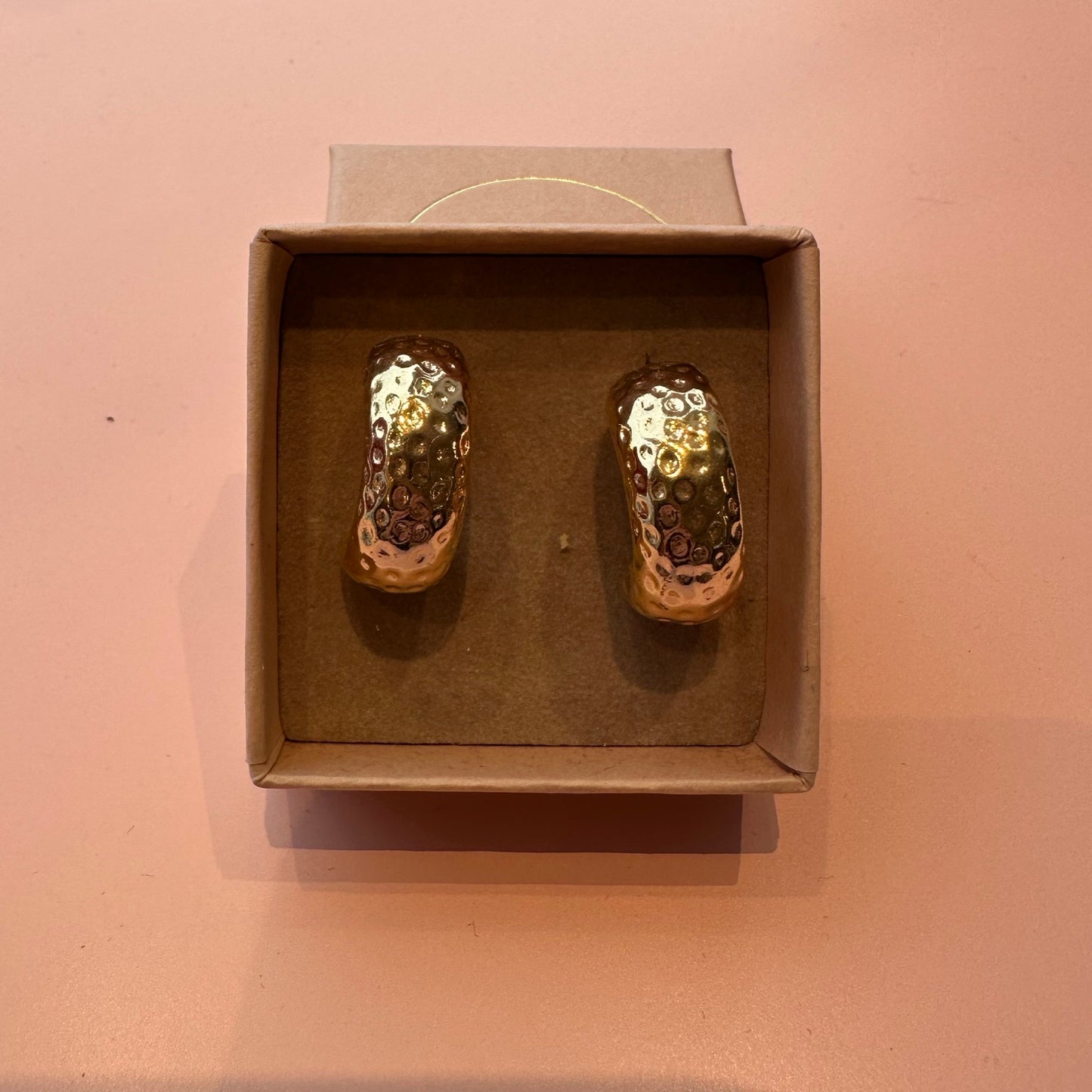 Friihof+siig - Øreringe guld med struktur 51 - Merle og Wilde ApS