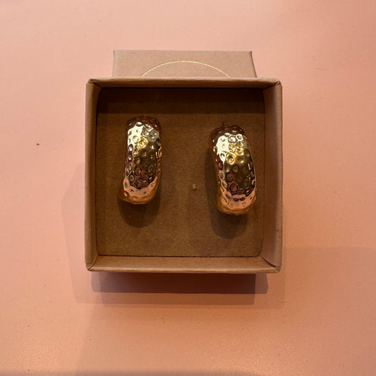 Friihof+siig - Øreringe guld med struktur 51 - Merle og Wilde ApS