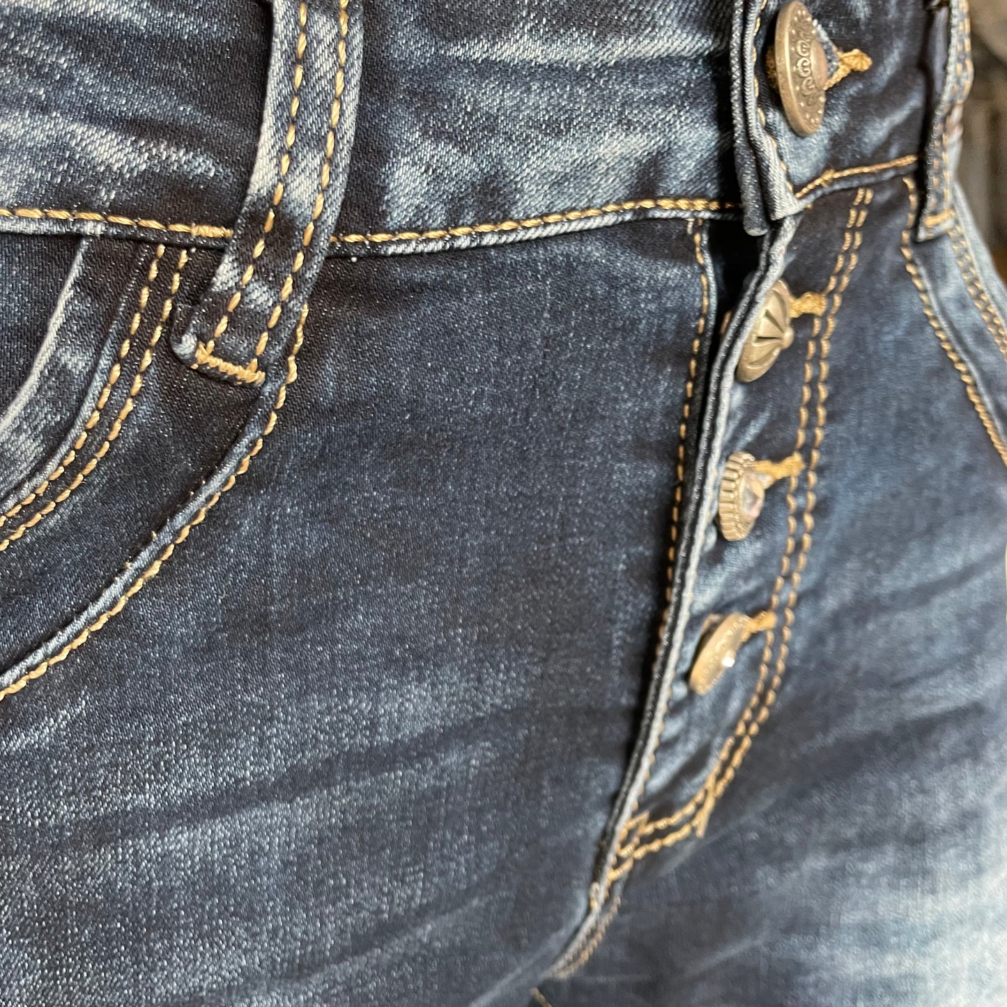 Jewelly jeans - med forskellige knapper
