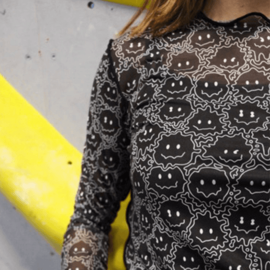 Liberte - Twisted smiley mesh bluse - Merle og Wilde